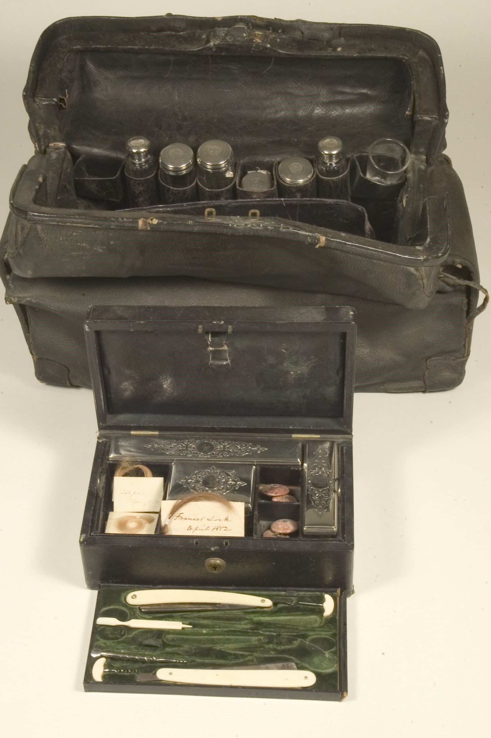 image of holdall and dressing box